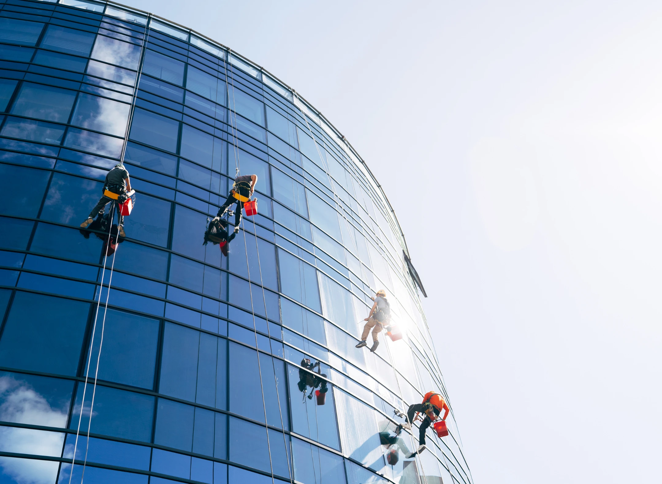 Fassadenreinigung für ein gepflegtes Erscheinungsbild Glas- und Fensterreinigung für klare Sicht