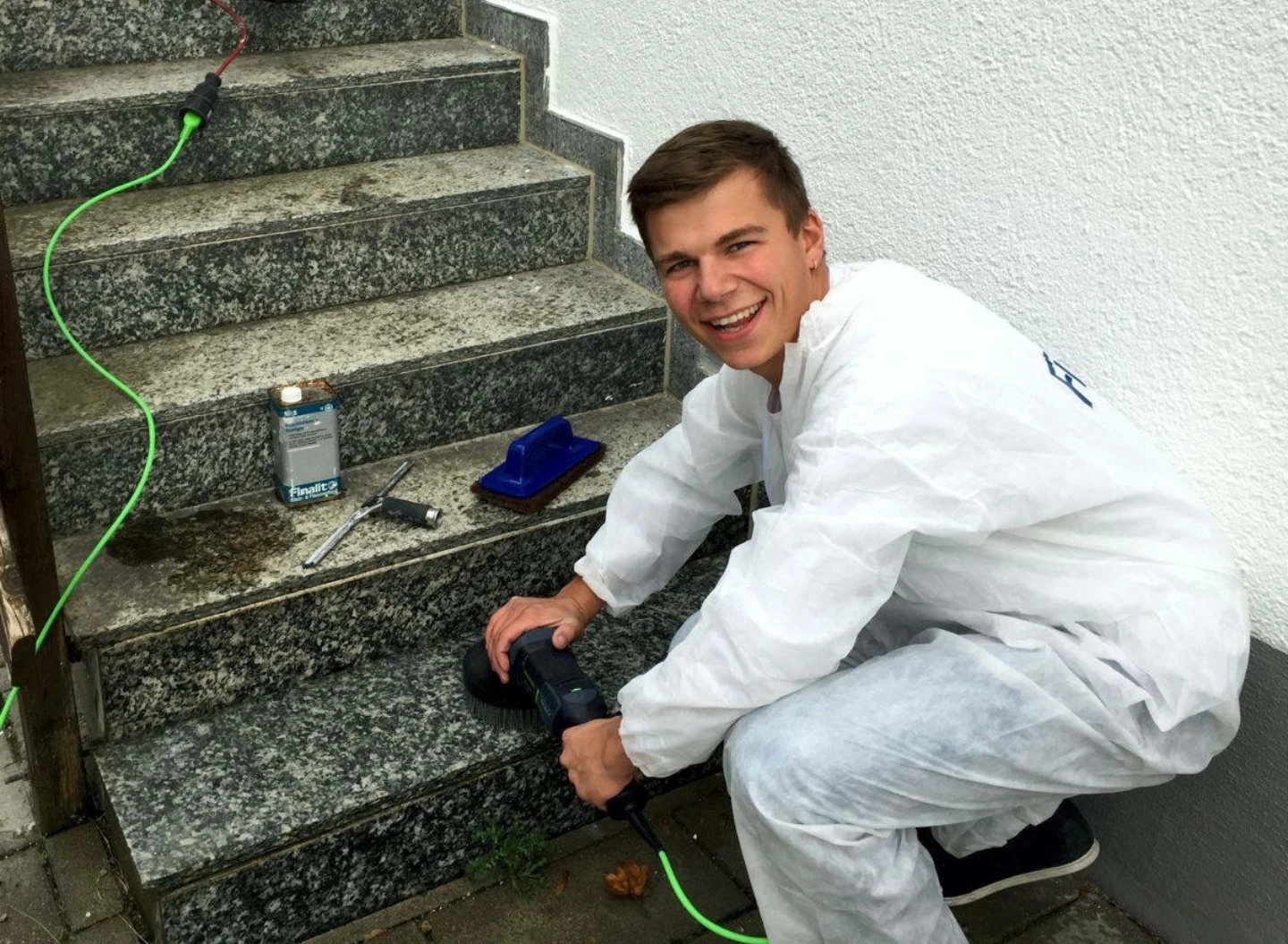 Treppenhausreinigung – Für einen sauberen Eingangsbereich Gebäudereinigung – Ihr zuverlässiger Partner vor Ort