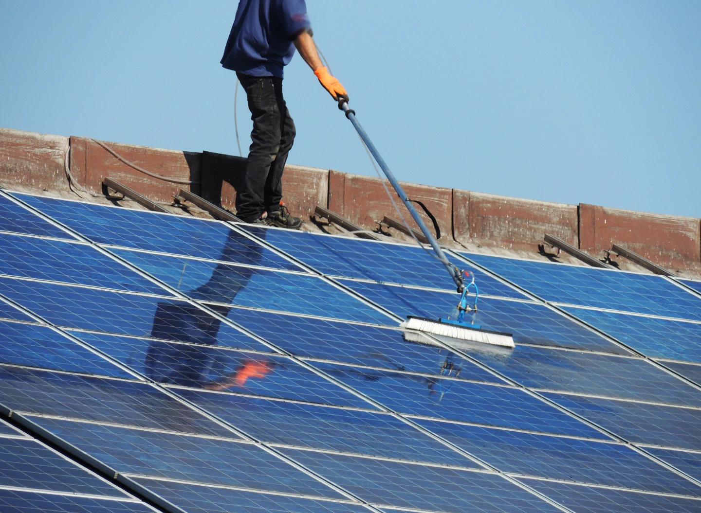 Grundreinigung von Böden und Oberflächen Gebäudereinigung mit modernster Technik