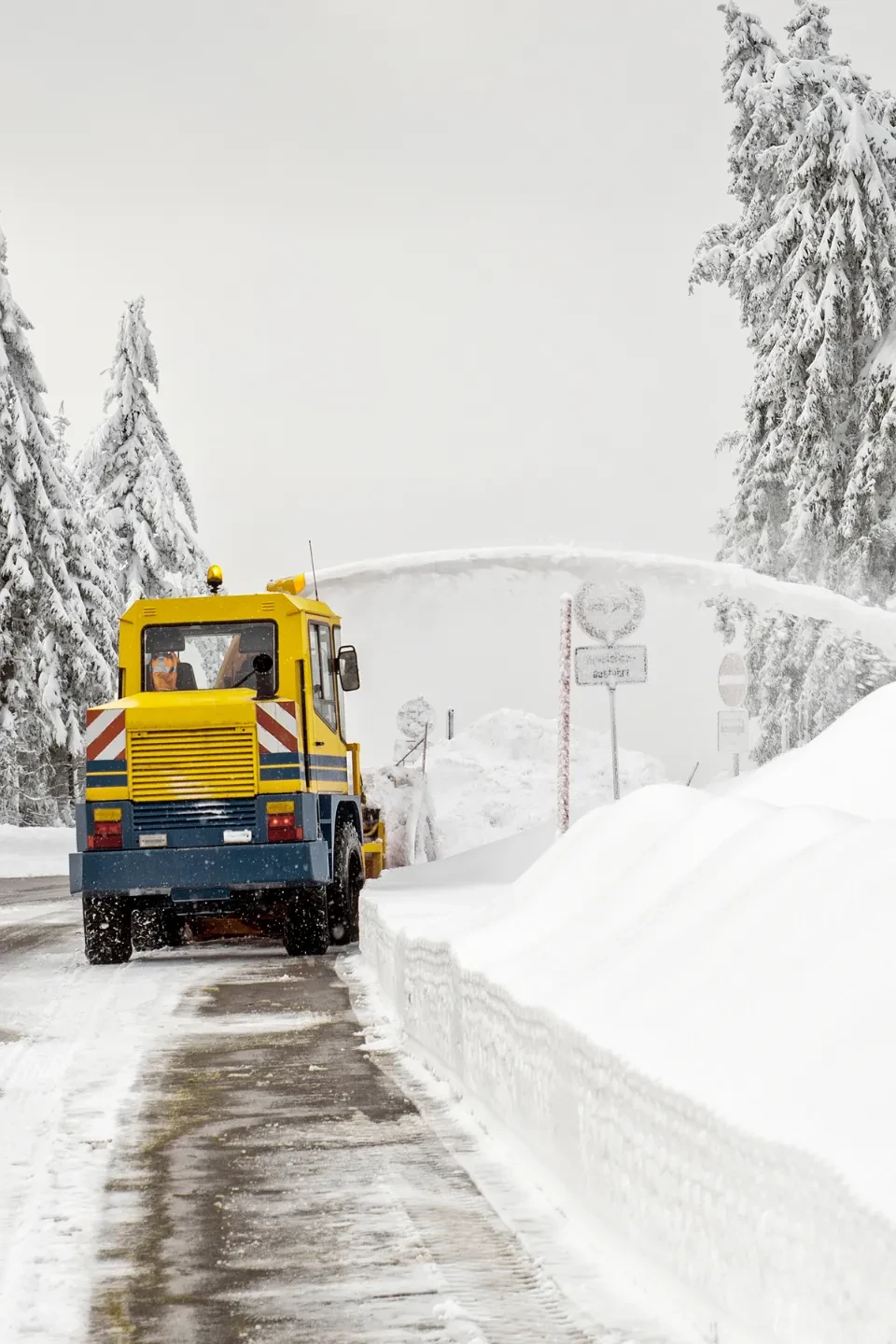Winterdienst für Wohnanlagen & Unternehmen – Sicher durch den Winter Schneeräumung & Streudienst für Hausverwaltungen